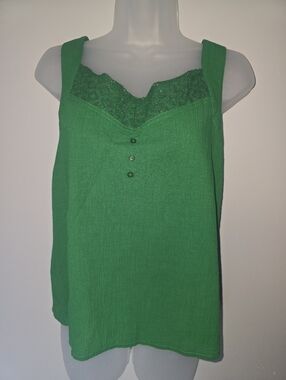 ModCloth Green Eyelet Croche Tank Top - Button-Front Sleeveless Blouse Size Med.